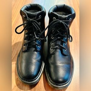 DR. MARTENS - MENS CARTOR 6 EYE BOOT